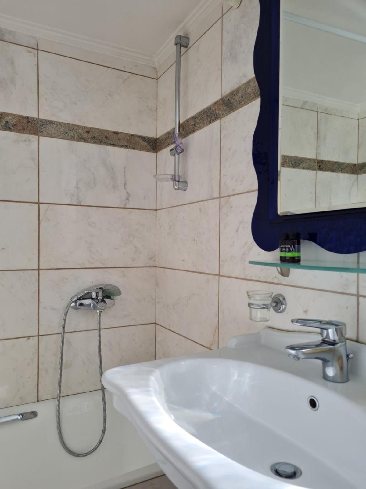 Papastavrou Apartments Kalavryta Rum bild
